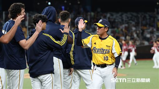 中職37年例行賽，中信兄弟2：0完封樂天桃猿，總教練平野惠一和球員擊掌慶祝勝利。（圖／記者劉彥池攝影）