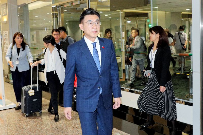 立法院副院長江啟臣（中）率跨黨派代表團赴日本東京參加「亞洲太平洋國會議員聯合會」（APPU）第88屆理事會暨第54屆大會，26日晚間搭機返台。（圖／中央社）