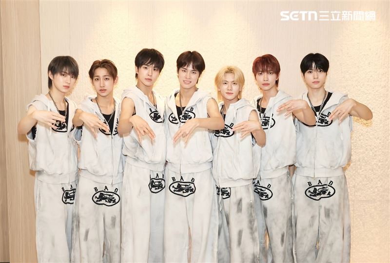 韓團NEWBEAT接受《三立新聞網》專訪，金太陽(左起)、崔瑞玹、朴暋碩、全如如正、洪旻惺、趙潤厚、金利優。（圖／記者田俊彥攝影）