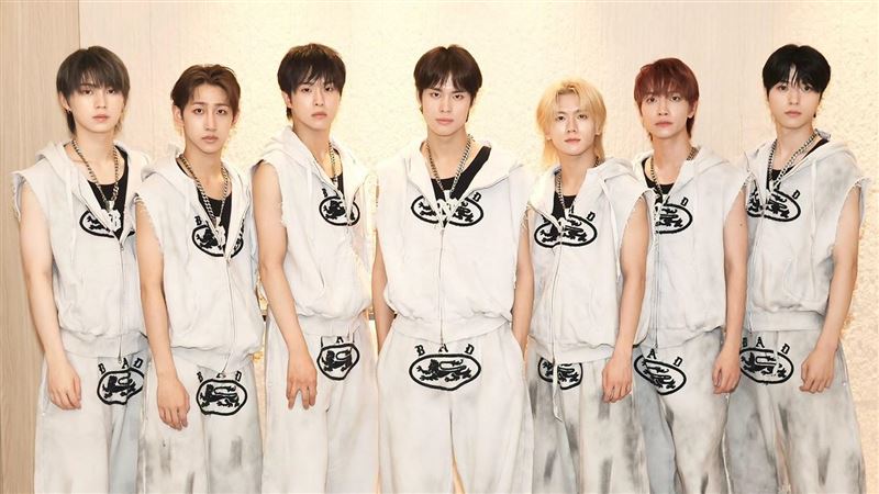 韓團街頭淋雨演出　遇警臨檢竟加入一起跳
