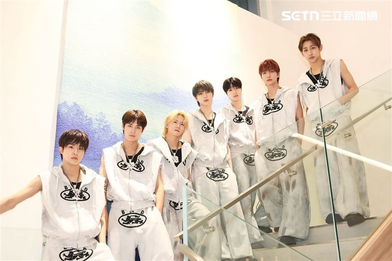 韓團NEWBEAT接受《三立新聞網》專訪,朴暋碩(左起)、全如如正、洪旻惺、金太陽、金利優、趙潤厚、崔瑞玹。(圖/記者田俊彥攝影)