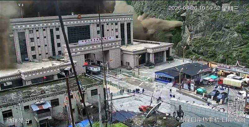 網路流傳驚悚影片顯示，泥石流猶如海嘯般以極快速度席捲而來，現場民眾奔逃不及慘遭活埋。（圖／翻攝自X平台 @whyyoutouzhele）