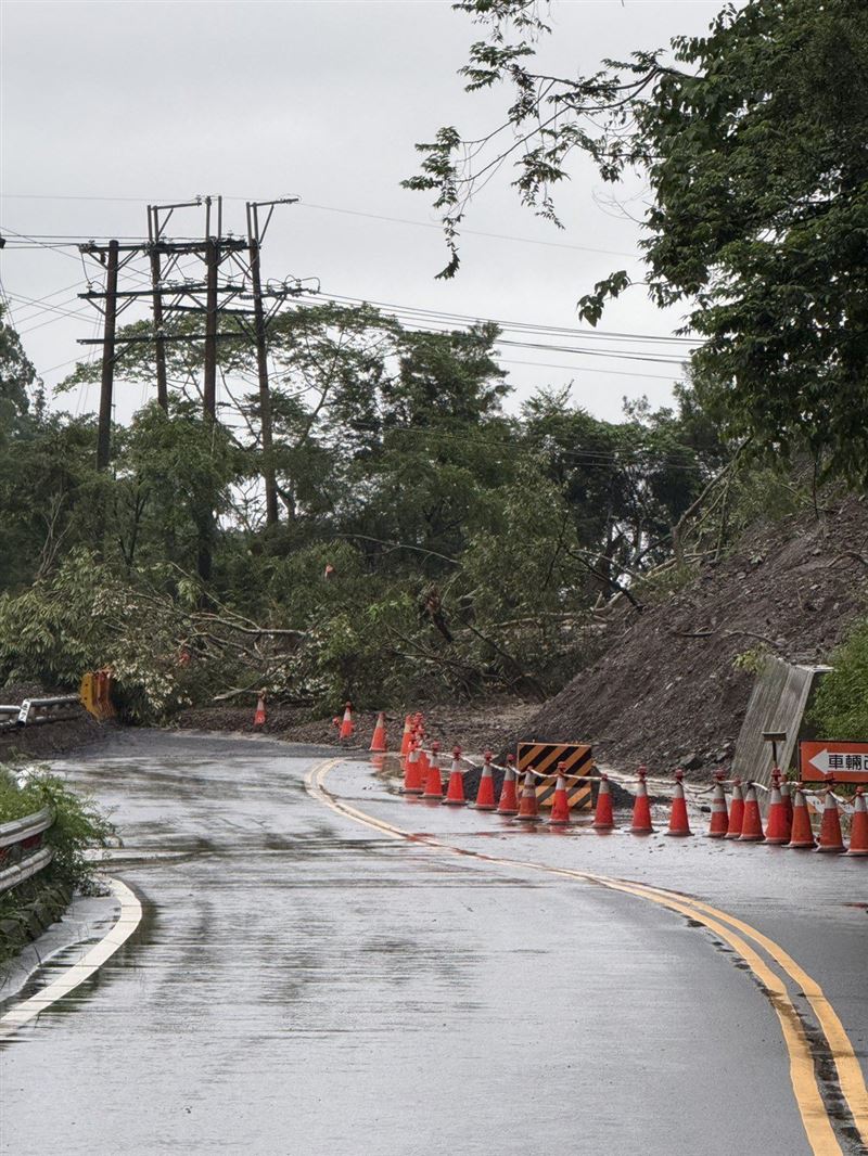 高雄市甲仙區台20線南橫公路65K+380（白雲寺路段）今天（27日）清晨傳出邊坡坍方。（圖／翻攝自公路局官網）