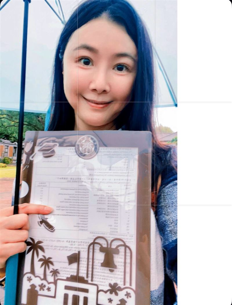 陳妍安分享自己拿到台大碩士畢業證書，正式晉升為演藝圈罕見的「雙碩士」女星。（圖／翻攝自IG @yananchenaa）