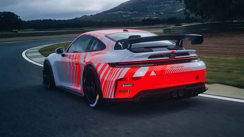 車尾裝上四向可調尾翼。(圖/翻攝Porsche網站)
