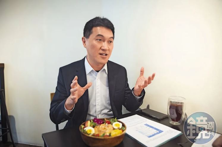 雨果投資10年後重新檢視績效，決定改以指數ETF搭配股債配置累積資產