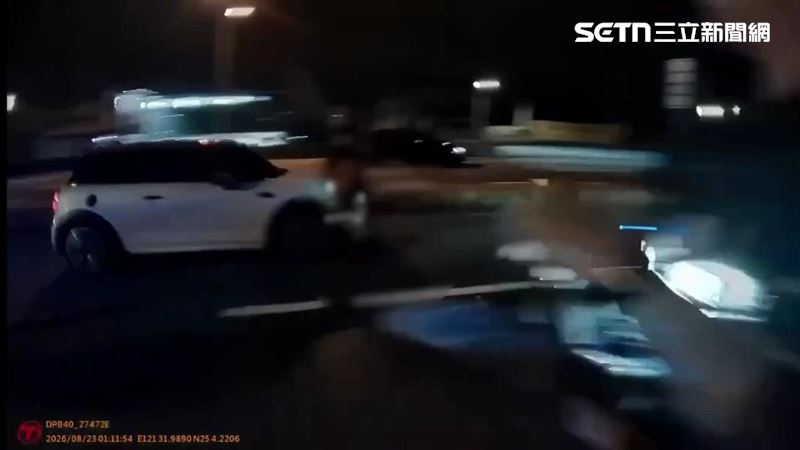 北市許男酒駕載友返家時第一次衝過路檢點。（圖／翻攝畫面）