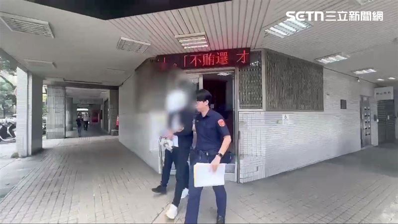 警方訊後將許男依妨害公務及公共危險等罪嫌移送法辦。（圖／翻攝畫面）