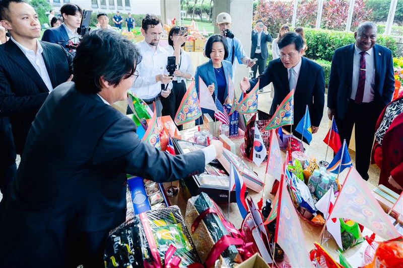 外交部中元普渡,邀各國使節一起參與(圖/翻攝自林佳龍臉書)