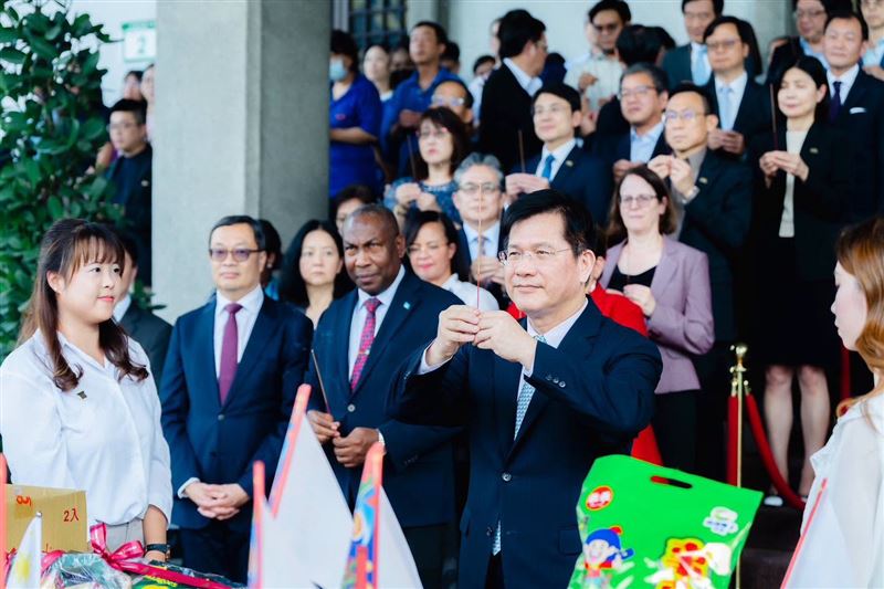 外交部中元普渡,邀各國使節一起參與(圖/翻攝自林佳龍臉書)