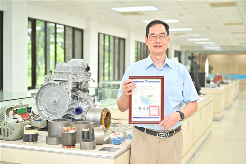 歐盟CBAM碳關稅上路,低碳鋼材成外銷關鍵。中鋼突破製程瓶頸,將電磁鋼捲廢鋼摻配比拉升至31%以上,每噸減碳0.3公噸,並獲經濟部綠色認證。此舉有助電動車與無人機供應鏈對接國際ESG標準,強化台廠競爭力。(圖/中鋼提供)