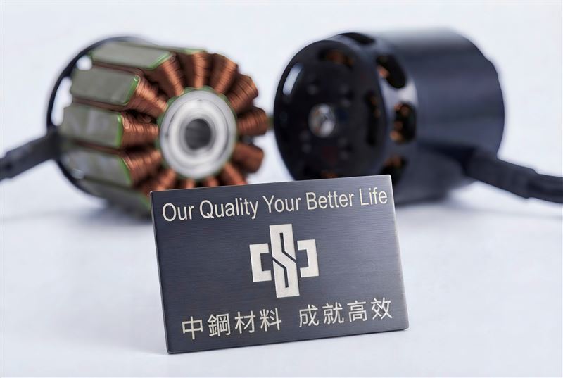 歐盟CBAM碳關稅上路,低碳鋼材成外銷關鍵。中鋼突破製程瓶頸,將電磁鋼捲廢鋼摻配比拉升至31%以上,每噸減碳0.3公噸,並獲經濟部綠色認證。此舉有助電動車與無人機供應鏈對接國際ESG標準,強化台廠競爭力。(圖/中鋼提供)