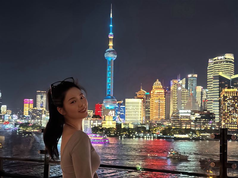  白家綺與女兒同遊上海,因女兒曬傷進而暢談「跨世代保養」需求。她認為不論是年輕防禦或熟齡修護,都需及早精準補給,累積美麗底氣。(圖/飲后提供)