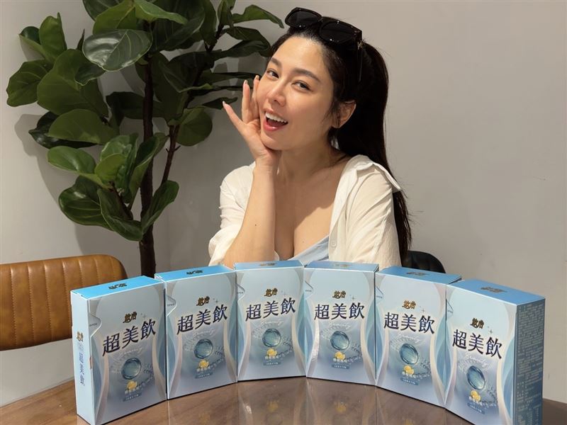 身兼多職的白家綺笑稱保養太好有「副作用」而生到第四胎,她強調美麗要像存錢,應儘早開立「保養存摺」累積青春本錢。(圖/飲后提供)