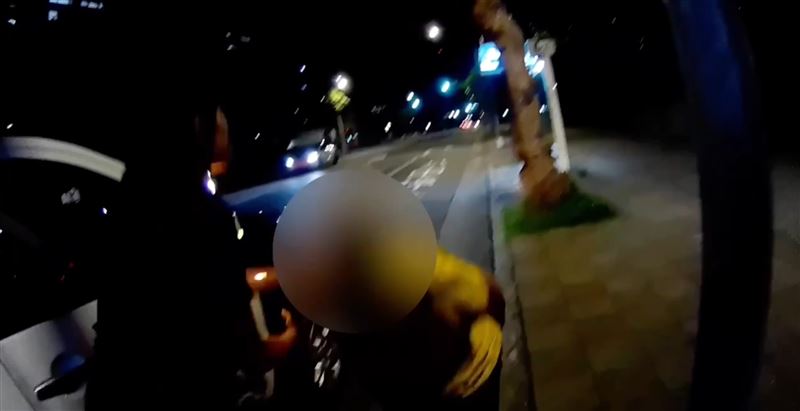 台北市一名婦人於四四南村一帶迷路,無助向員警招手。(圖/翻攝畫面)