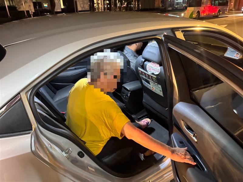 員警幫婦人代墊車資,並安撫「沒關係,只要妳平安到家就好!」相當暖心。(圖/翻攝畫面)