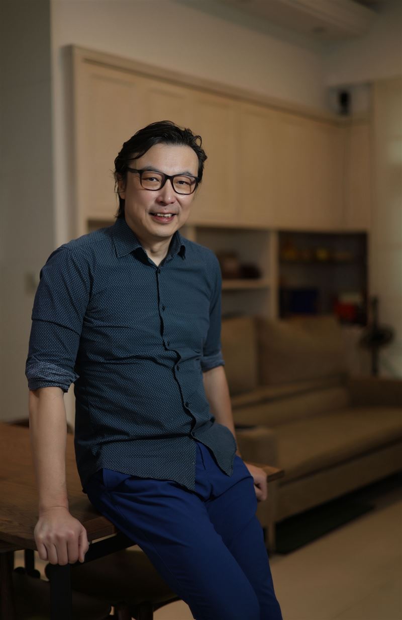 林煒近年來投入發展AI事業,但時髦外型依舊。(圖/記者鄭孟晃攝影)