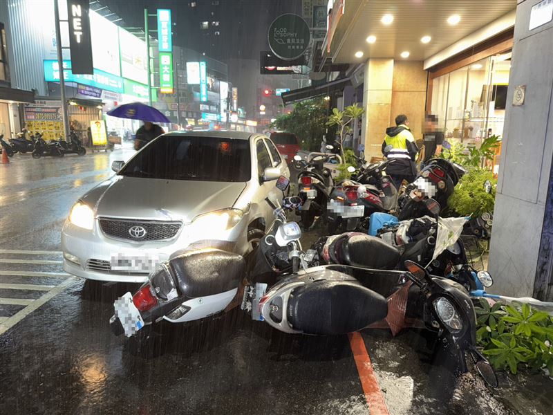 莊男吸食喪屍煙彈、安非他命後精神恍惚,逆向追撞路邊停放的9輛車,幸好無人受傷。(圖/翻攝畫面)