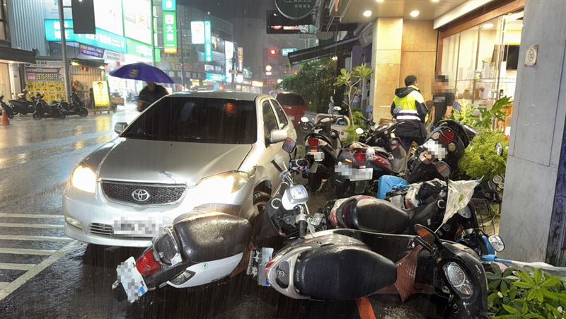 毒駕男恍神「不知開到哪」　逆向猛撞9車