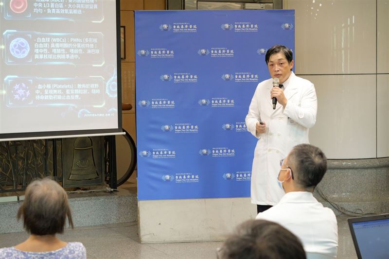 醫師劉益昇（右）表示，慢性白血病已有針對特定基因異常的標靶藥物，可抑制異常細胞生長、穩定病況。5年存活率已達9成以上。(圖／台北慈濟醫院提供)