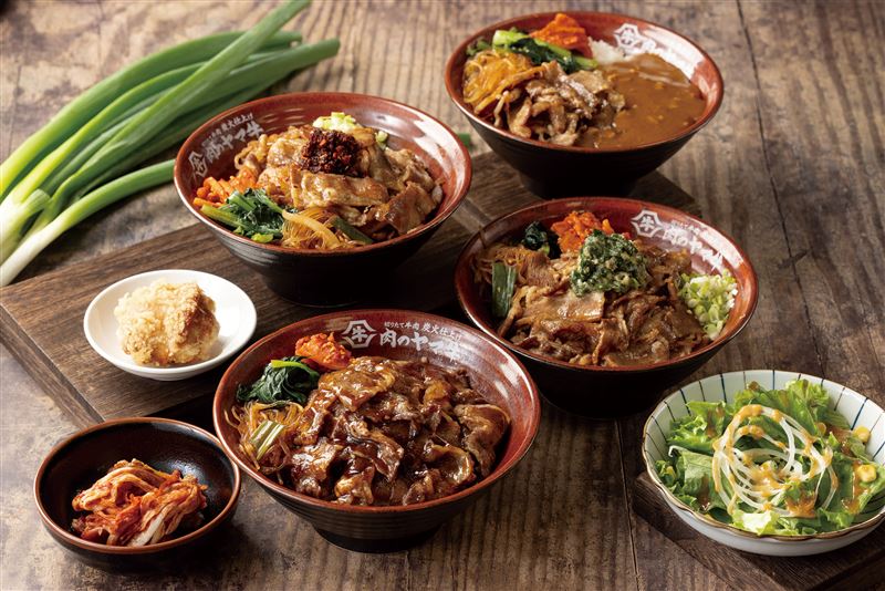 「山牛將」來自日本的牛肉直人燒肉丼專門店,秉持原肉現切、炭香現烤的技法鎖住肉汁與香氣。(圖/統一時代百貨提供)