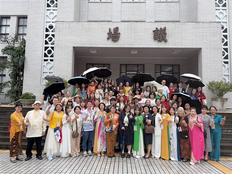 民進黨新住民事務部舉辦「新住民文化交流深耕研習暨參訪」,實地走訪立法院議場及院區。(圖/民進黨提供)