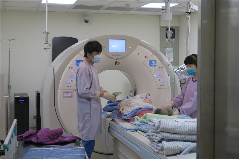 70歲阿嬤有乳癌病史,追蹤發現腫瘤指數反覆升高,但肺部1.3公分結節近1年未變大,未料切除後病理結果,竟是肺腺癌合併淋巴結轉移。(圖/衛福部彰化醫院提供)