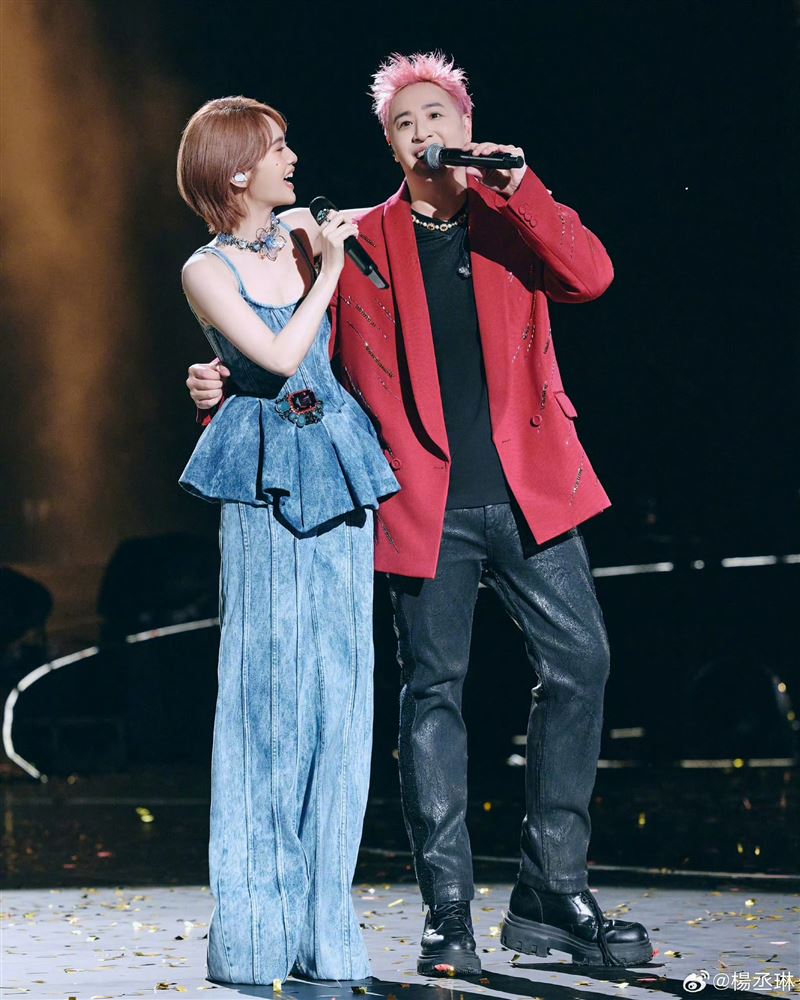 潘瑋柏演唱會合體楊丞琳,重現經典戲劇《不良笑花》。(圖/翻攝自楊丞琳微博)