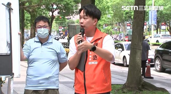 北市議會工務委員會前往信義路5段考察綠籬式吸菸區,陳宥丞批評北市無菸城市政策,設置吸菸區猶如學生趕作業。(圖/翻攝畫面)
