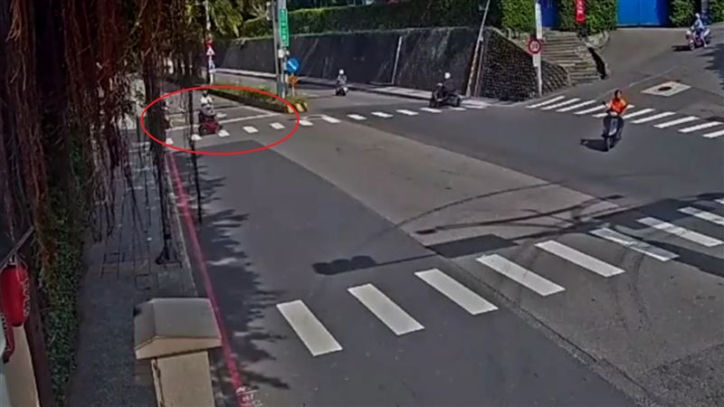 新北市淡水區今天(27日)發生一起車禍,一名陳姓女子(24歲)騎機車行經中正路與真理街口時,疑似因闖紅燈,高速撞上以電動輪椅從斑馬線過馬路的魏姓老翁(75歲),2人都受傷送醫救治。(圖/翻攝畫面)