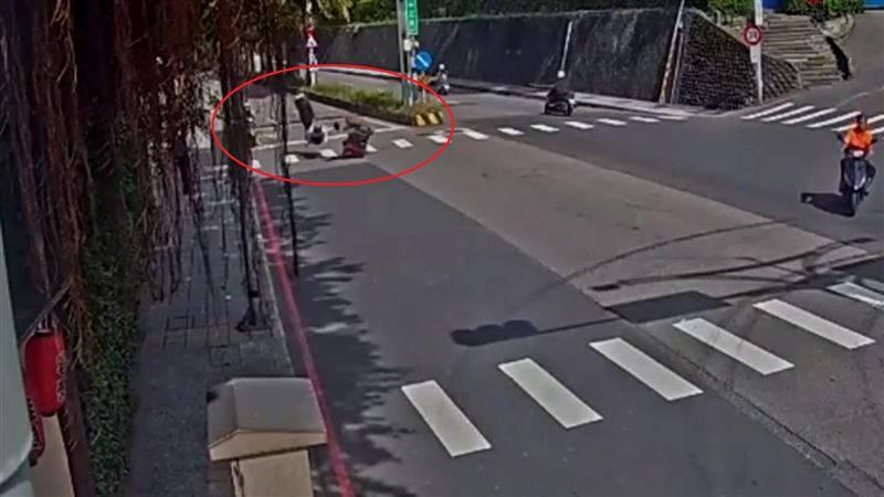 女騎士闖紅燈撞翻輪椅翁　車禍瞬間畫面曝