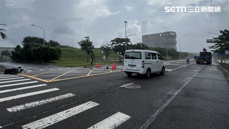 高雄市旗津區中洲二路、旗津三路路口,今天(27日)上午發生死亡車禍。(圖/翻攝畫面)