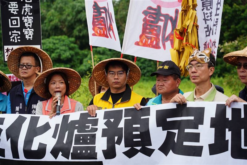 名間鄉反焚化爐自救會27日上午前往焚化爐預定地現場舉行記者會,反對南投縣政府持續推動名間焚化爐相關作業,南投縣長參選人温世政到場聲援。(圖/温世政競辦提供)