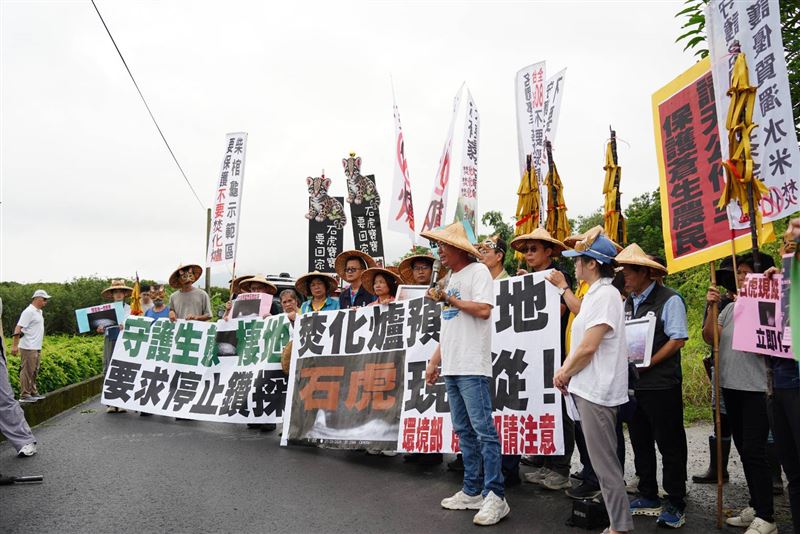 名間鄉反焚化爐自救會27日上午前往焚化爐預定地現場舉行記者會,反對南投縣政府持續推動名間焚化爐相關作業,南投縣長參選人温世政到場聲援。(圖/温世政競辦提供)