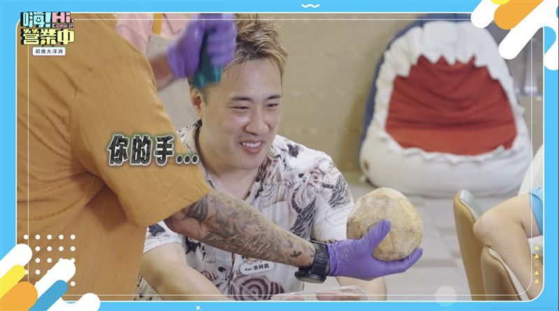 郭泓志拿大刀剖椰子。(圖/翻攝自臉書)