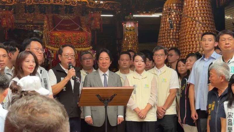 總統賴清德出席「2026竹塹中元城隍祭」活動,與新竹市長高虹安、民進黨新竹市長參選人莊競程同台(圖/翻攝畫面)