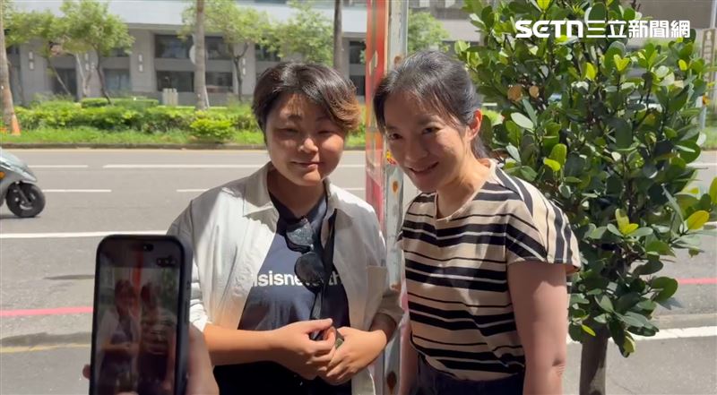 支持者特地到診所送暖。(圖/翻攝畫面)