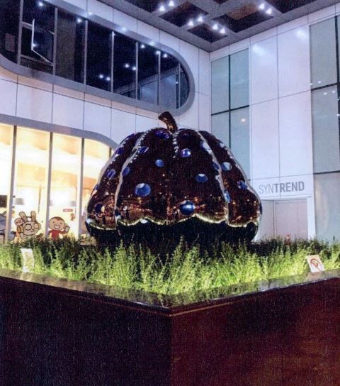 斥資2,650萬元、以不鏽鋼材質打造的〈南瓜〉,成為三創生活園區地標。(圖/翻攝自臺北市公共藝術網)