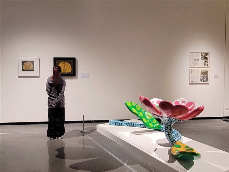 屏東縣立美術館開館《當繁花盛開》展出草間彌生8件作品,展期即將結束。(圖/翻攝自屏東縣立美術館官網)