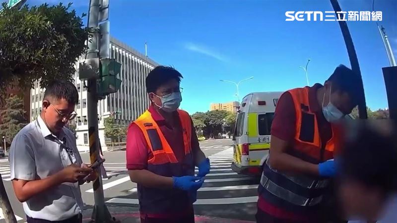 北市韓國籍李姓男遊客急性熱過敏,誤將總統府當成醫院求助。(圖/翻攝畫面)