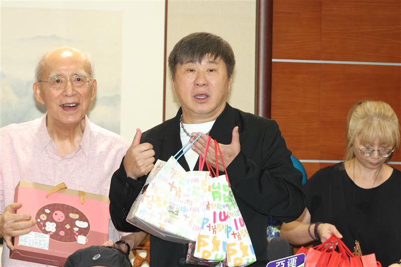 胡瓜(中)發揮愛心做公益,感謝恩人吳伯雄(左)。(圖/記者鄭孟晃攝影)