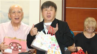 胡瓜（中）發揮愛心做公益。(圖／記者鄭孟晃攝影）