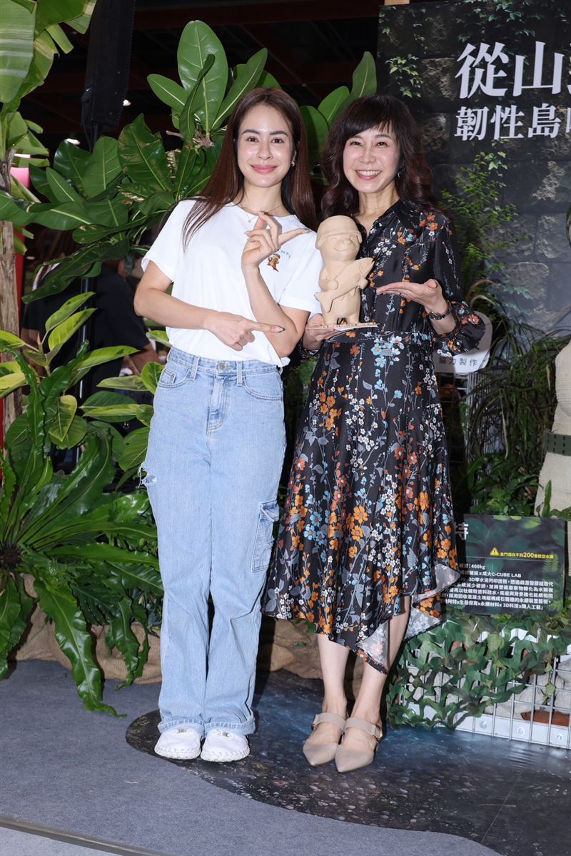 雷艾美、白心儀合照。(圖/記者鄭孟晃攝影)
