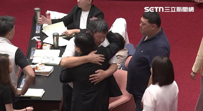 陳雪生現身立院,國民黨團總召傅崐萁陳雪生擁抱(圖/翻攝畫面)