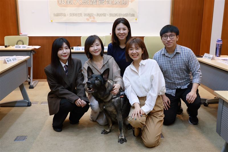 立委郭昱晴、吳沛憶、張雅琳與民間團體和有關部門召開記者會,捍衛工作犬權利。(圖/郭昱晴辦公室提供)