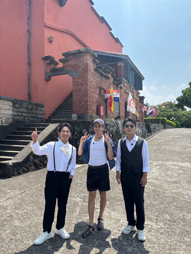 梵雅戈(中)化身一日導遊,帶著主持人蔡昌憲、黃迪揚展開一場充滿西班牙文化的雙北之旅。(圖/三立提供)