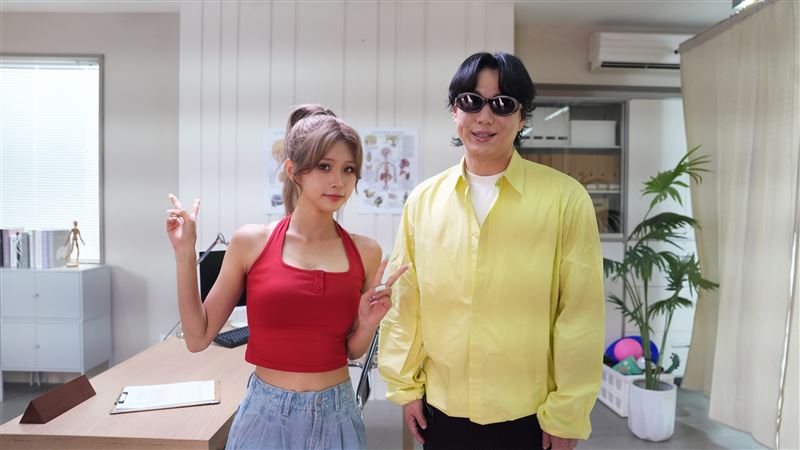 蕭煌奇合作女神全恩菲拍廣告。(圖/塔塔冒險隊提供)