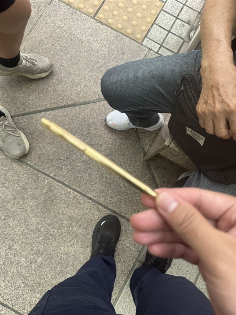 員警到場後發現陳男拿出的凶器是一支鋼筆。(圖/翻攝畫面)