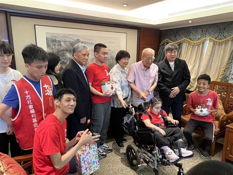 胡瓜(右)發揮愛心做公益。(圖/十方啟能中心提供)