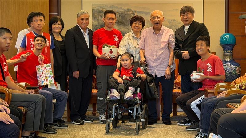40年前奔募款建大樓　胡瓜暖謝超大咖恩人
